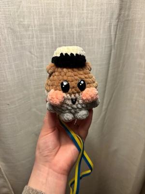 Studenthänge Svampbob - Studenthänge virkat av mig, föreställer Sandy Cheeks från Svampbob! 