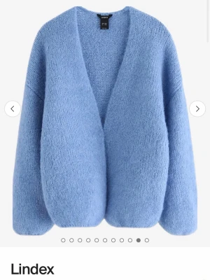 Blå stickad kofta från Lindex - Mysig blå stickad kofta från Lindex med oversized passform. Koftan är i väldigt bra skick! Använd få gånger! Storlek xs/s ☀️nypris 399kr