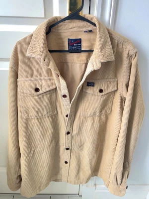 Superdry Manchester overshirt  - Superdry Manchester overshirt, stor på modellen. Inga defekter! Modellen i bilderna är 180 cm 75 kg och bär Storlek M , Kom med frågor! 🌟 (Kan gå ned i pris vid köp av paket 😉) 