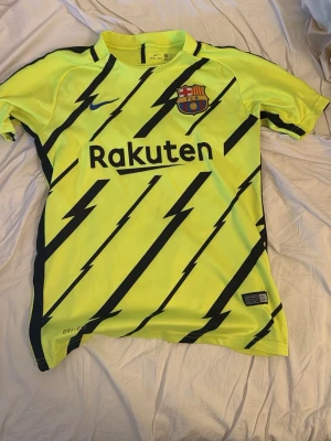 Messi tröja - Säljer en vintage borta ställ Fc Barcelona 2017 med Leonel Messi på ryggen. Den är köpt på barcelonas butik 2017 och den är såklart äkta. Priset kan diskuteras vid snabb affär! Först till kvarn!