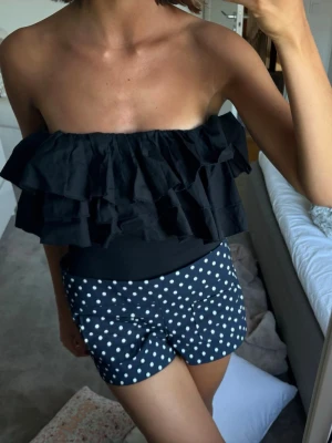 Svart body - Svart puffig bandeu body! Storlek s 💕💕💕💕