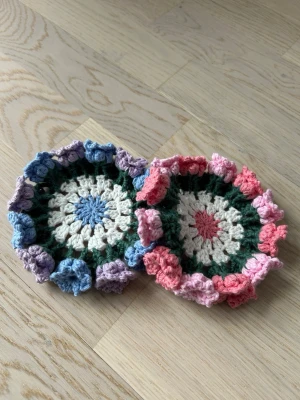 Virkade blommiga underlägg - Handgjorda virkade glasunderlägg i bomull med blommig design. Perfekta som dekoration eller för småprylar. Kan fås i önskade färger. 