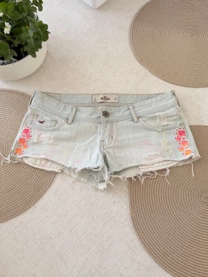 Hollister lågmidjade jeansshorts  - Storlek W27 