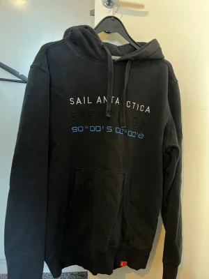 Sail racing hoodie - Hej! Säljer denna hoodien från Sail Racing då den blivit för liten. Den har tecken på användning men är i bra skick. 