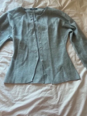 Figursydd kofta - En figursydd kofta från Gina tricot i strl M💕