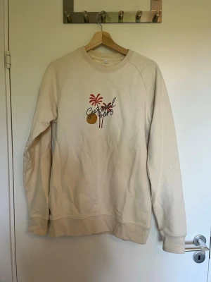 Seasonal Hero, Sweater - Off-White tjocktröja med trycket seasonal hero på bröstet. Unisex, storlek S