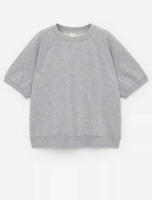 Grå kortärmad sweatshirt - En enkel och stilren grå sweatshirt med korta ärmar och rund hals. Tröjan har en loose passform och är tillverkad i mjuk bomullsmix, perfekt för en avslappnad look.