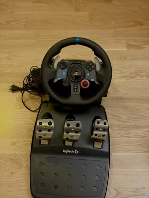Logitech G29 - -Funkar som den ska, om du har några frågor eller funderingar är det bara att höra av dig 😁