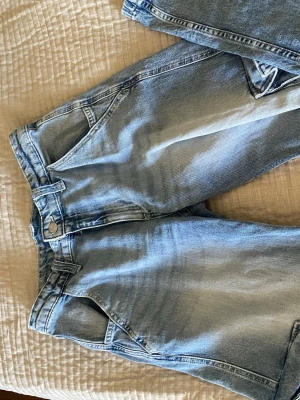 Ljusblå baggy jeans med tvättad look - Säljer ett par ljusblå baggy jeans med snyggt tvättad effekt passar mig som vanligtvis har storlek 34-36!!😍använt endast 1 gång!!