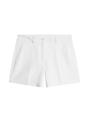 Vita shorts från J.Lindeberg - Snygga vita golfshorts från J.Lindeberg med klassisk passform, bälteshällor och sidofickor. Tillverkade i ett lätt och stretchigt funktionsmaterial som passar perfekt för sportiga aktiviteter under sommaren. Diskret JL-logga på benet. Nypris 1300 kr.