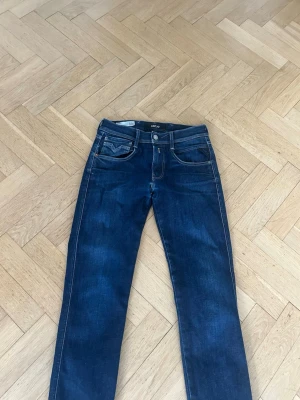 Mörkblå jeans från replay - Snygga mörkblå jeans från replay med klassisk femficksdesign och kontrastsömmar. Jeansen har raka ben och coola detaljer på bakfickorna. Perfekta för en avslappnad och trendig stil.