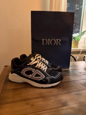 Dior B30 - Skorna har kvitto men kan inte säkerställa att skorna är äkta men annars är dom i grym sick samt kvalitet!
