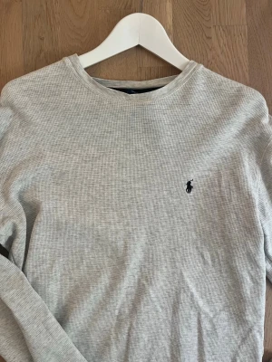 Ralph Lauren storlek S sleepwear - Ralph Lauren sleepwear, men kan förstås användas som en vanlig långärmad tröja. Obs, ett litet hål högst upp vid kragen enligt bild 3. Material: bomull. Storlek S