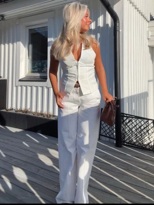 Wide jeans bikbok - Använda en gång då de är för långa för mig som är 154🙌🏽nypris 499