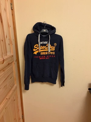Vintage Superdry Hoodie  - En väldigt snygg vintage Superdry Hoodie i väldigt bra skick skulle säga 8/10 🙌 | Storlek S men passar även storlek M | 🤩                                              Skriv vid mera frågor/bilder 💬