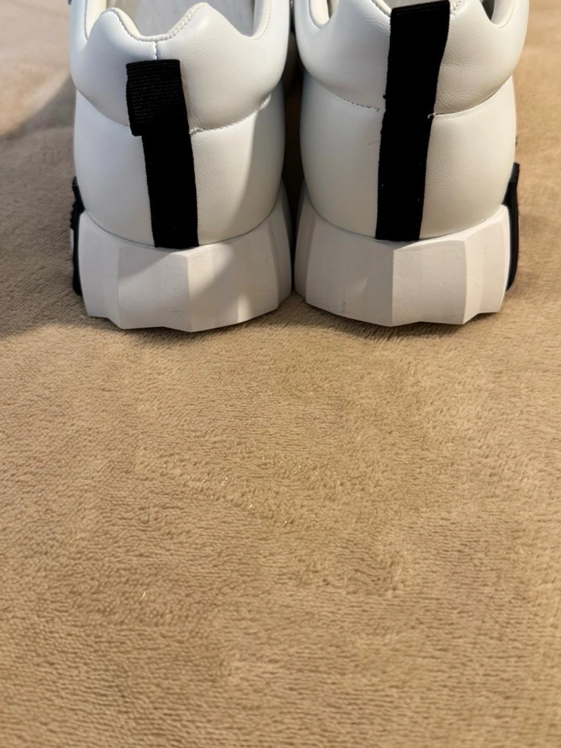 Vita och beige sneakers från Hogan - 2