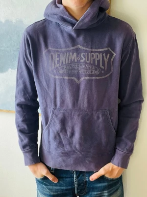 Ralph lauren hoodie  - Riktigt snygg Ralph Lauren hoodie! Modellen på bilden är 190 och väger 85. Vid köp av fler erbjuder jag alltid rabatt😊