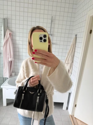 Svart Zadig & Voltaire handväska - Snygg svart handväska från Zadig & Voltaire i äkta läder med silverfärgade detaljer och dragkedjor. Köptes 2025 i januari. Inga defekter, djur- och rökfritt hem och nypris 5000kr. Så fin! 💘