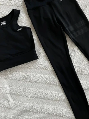 Svart träningsset från Stronger - Snyggt svart träningsset från Stronger med sport-bh och tights. Setet är gjort i stretchigt funktionsmaterial.