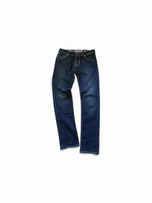 Mörkblå raka jeans från jacob cohen - Tjena! Säljer ett par snygga jacob cohen jeans| väldigt bra skick | size 33 HÖR AV ER AV MINSTA LILLA!
