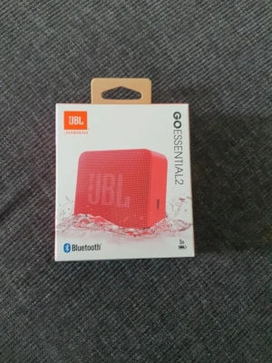 JBL GO Essential 2 portabel högtalare (röd) helt ny!! - Dela din favoritmusik med vem som helst, var som helst tack vare JBL GO Essential 2 bärbar högtalare. Du ansluter dina enheter med Bluetooth och behöver inte oroa dig för att vatten eller damm ska skada den.   Helt ny, har inte ens öppnat den!!!