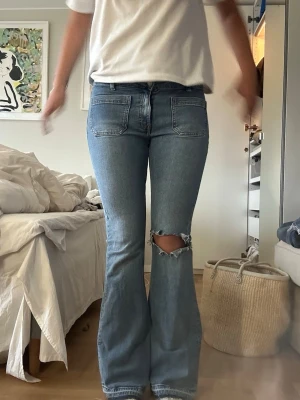 Bootcut jeans  - Low waist bootcut jeans! Super snygga med fickor fram och bak❤️ sprättat upp längst ned för att göra dem kortare❤️