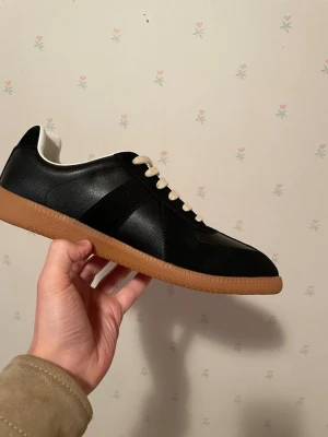 Maison margielas  - Säljer dessa riktigt schyssta margielas i storlek 43. Både fysiskt och online kvitto finns ä! Skorna har inga defekte rich passar perfa nu till sommarn. Pris går att diskutera, skriv gärna vid funderingar! 