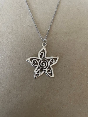 Halsband starflower  - Min dotter och ja pysslar/ gör smycken som hobby.   Kedja 50cm rostfritt stål  Berlock : zinklegering  Bud accepteras inte