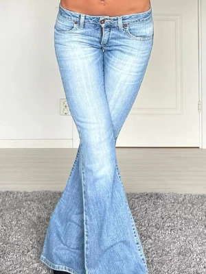 Jeans - Midjemått: 33cm rakt över, innerbenslängd: 80cm 