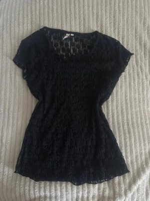 Fin hel lacey topp❣️ - En hel lacey topp från Nelly❣️ jätte söt och oanvänd❣️