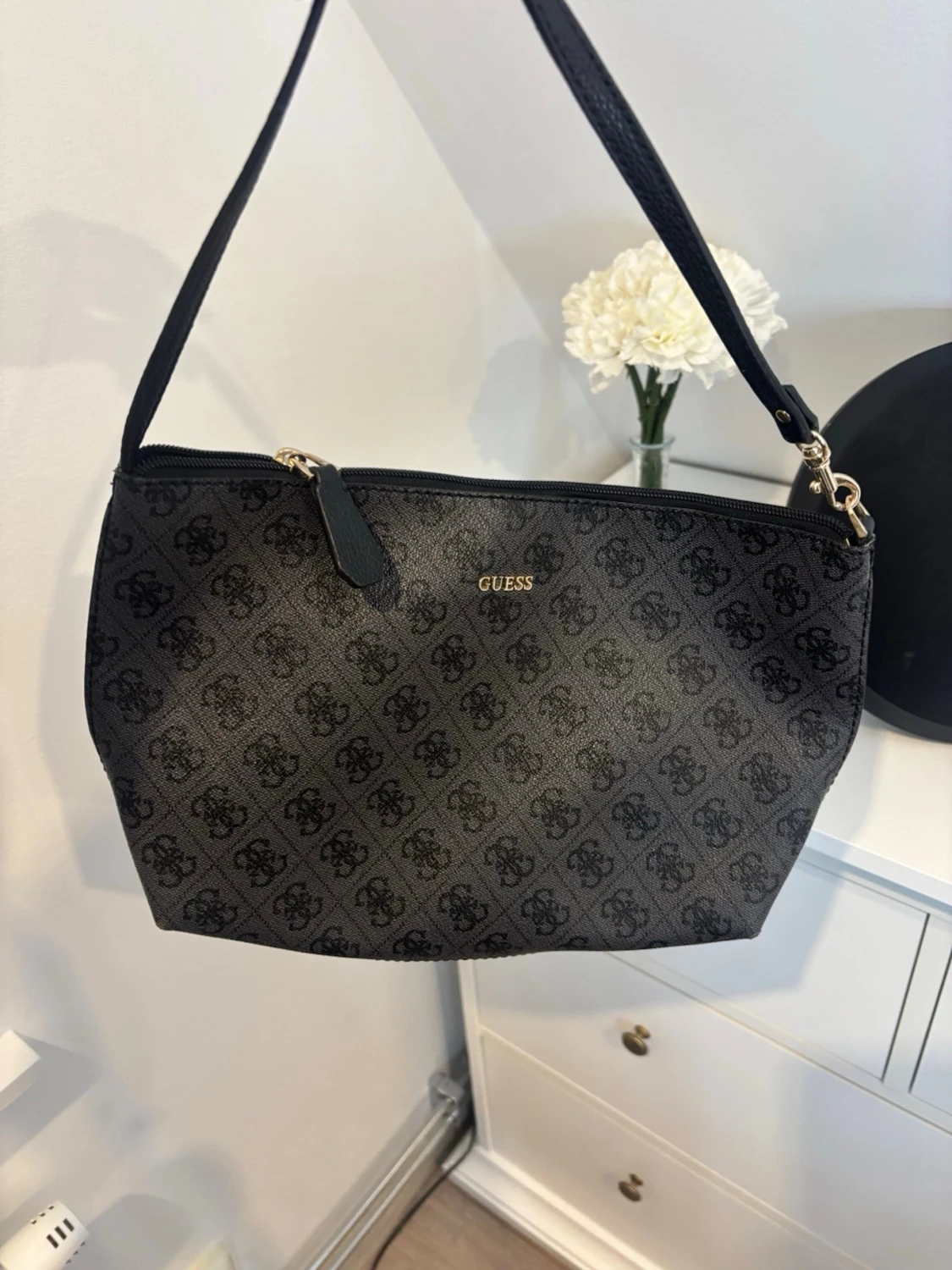 Svart monogramväska från Guess - 1