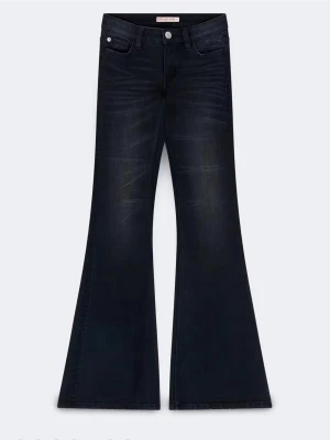 Flare jeans Gina Tricot - Snygg  jeans från Gina i modellen Glow Low Flare Jeans, storlek 40! Slutsålda på hemsidan. Kommer inte till användning därav säljer jag dem🩷hör av er vid frågor och ev funderingar! 
