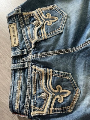 Rock revival jeans - Ett par supercoola rock revival jeans! Jag köpte dem på en second hand i somras för 1200 kr men har inte använt dem mer än ca 5 ggr. De var slitna redan när jag köpte dem, men de har inte blivit värre (kolla de 4 sista bilderna). Jeansen är i storlek W28. Skriv för fler bilder!