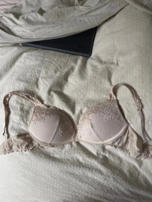 intimissimi bh - super fin bh från intimissimi, lite trådig men annars fint skick. pris går att diskutera!