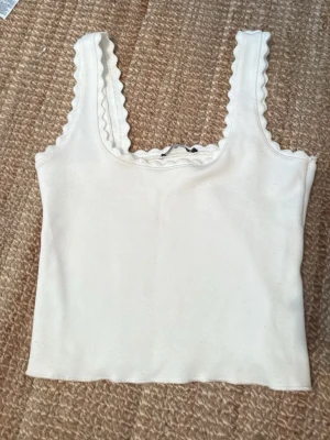 Vit linnetopp med volangkant från Zara - Söt vit linnetopp från Zara med volangkant längs axelband och urringning.💌