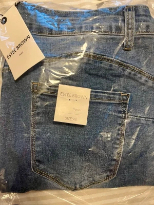 *NY*Blå skinny jeans i stl 46 från Estee Brown Paris  - Nya med lapp. Mellanblå Kvalitetsjeans slimfit med mycket stretch och push up effekt. Normal i storlek (jag är 44 och de blev för stora). Nypris: 529 sek, Pris nu: 249 sek. Stilrena och smala byxor med en kroppsnära passform som framhäver siluetten. Tillverkade i en mjuk bomullsblandning med en touch av elastan för extra komfort och rörelsefrihet. Perfekta att bära både till vardags och för mer uppklädda tillfällen.  Två sidofickor och två bakfickor.   