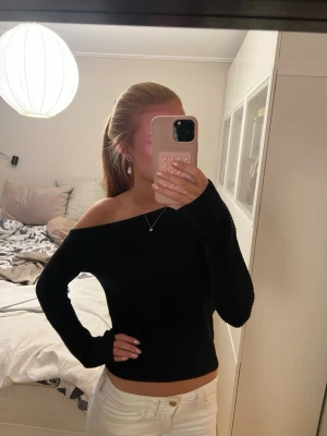 Svart off shoulder stickad tröja - Superfin svart stickad off-shoulder tröja från Even&Odd! 