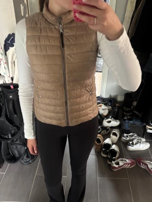 Beige dunväst med dragkedja - Jättesnygg beige väst