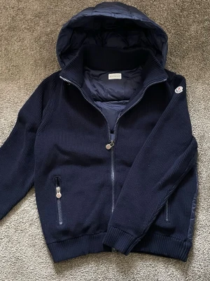 Moncler Cardigan Sällsynt - Säljer en riktigt schysst sällsynt Moncler Cardigan! 💫 Storlek L men passar M också 💯Pris kan diskuteras vid snabb affär 🤝