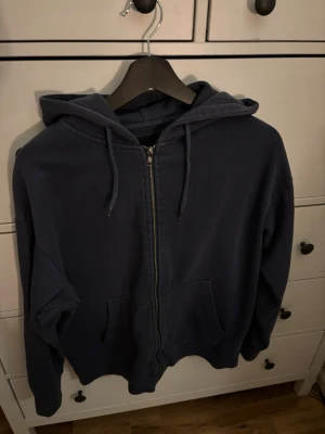 Blå zip hoodie - En blå zip hoodie med luva från lager 157. Den är i storlek S. 