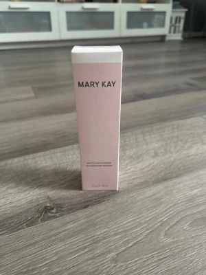 Mary Kay Mattifying Cleanser - Mattifying Cleanser från Mary Kay. Rengöringen passar kombinerad till fet hud. Produkten hjälper till att reducera glans och lämnar huden fräsch. Perfekt för dig som vill ha en matt finish. Helt oöppnad då jag använder en annan serie.