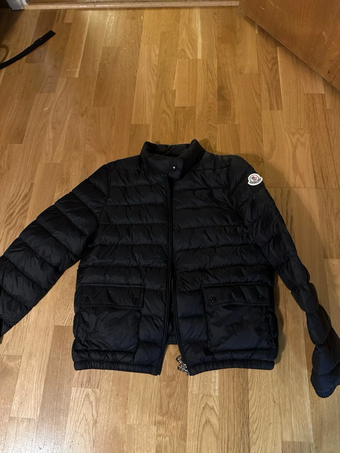 Svart dunjacka från Moncler