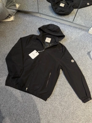 Moncler black windbreaker - Size L, fits 100% true to size. Just like new, never worn. Feel free to ask questions. Yes we ship to sweden and other countries too.