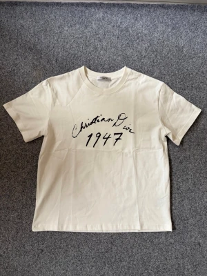 Dioir white t shirt - Size M, fits 100% true to size. Just like new, never worn. Feel free to ask questions. Yes we ship to sweden and other countries too.