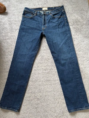 Jeanerica CM002 vintage tint 33/34 - Säljer ett par nästan nya jeanerica jeans i färgen vintage tint storlek 33/34. Endast använda en gång, säljes pga fel storlek. Nypris 2000