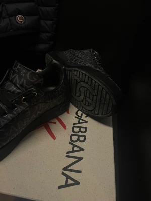 Dolce Gabbana skor - Dolce Gabbana skor. Använda ett kort tag, är i mycket bra skick! Köpta på Miinto, box och påse finns. nypris ca 7400:-. Skriv vid övriga frågor. Box fås med!