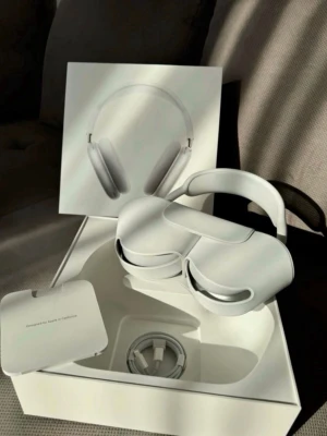 Apple AirPods Max  - Snygga vita Apple AirPods Max over-ear hörlurar med stilren design i aluminium och mesh. Levereras med Smart Case och USB-C kabel. Perfekta för musik, gaming eller film med grym ljudkvalitet och aktiv brusreducering.