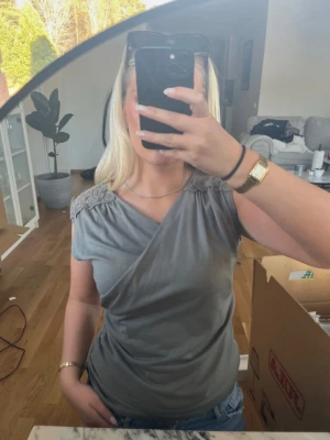 Khaki färgad topp med spets i storlek M - Khaki färgad topp med spets i storlek S/M från Juna