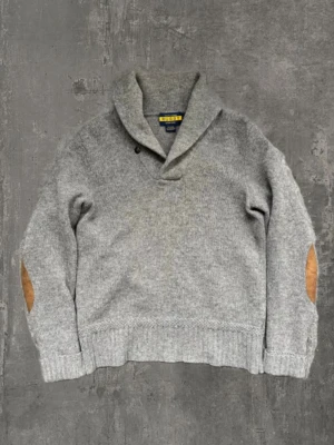 Vintage Ralph Lauren cardigan - En riktigt fet stickad Ralph Lauren Rugby cardigan! Den är i storlek S och är i väldigt bra skick samt den passar till allt! Kontakta gärna oss om du har frågor, dessutom kan priset diskuteras vid snabb affär! Mvh Saint;)