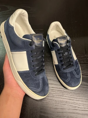 Valentino flycrew navy nya  - Skorna är iprincip helt nya - testade inomhus. Storlek 39 passar 40. Endast skorna medföljer. All nitar sitter kvar! Snabb affär = bättre pris! 